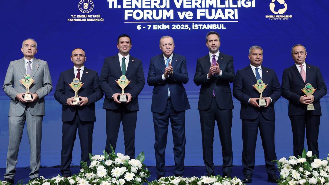 Rektör Adıgüzel “En Verimli Üniversite Binası” ödülünü Cumhurbaşkanı Erdoğan’dan aldı