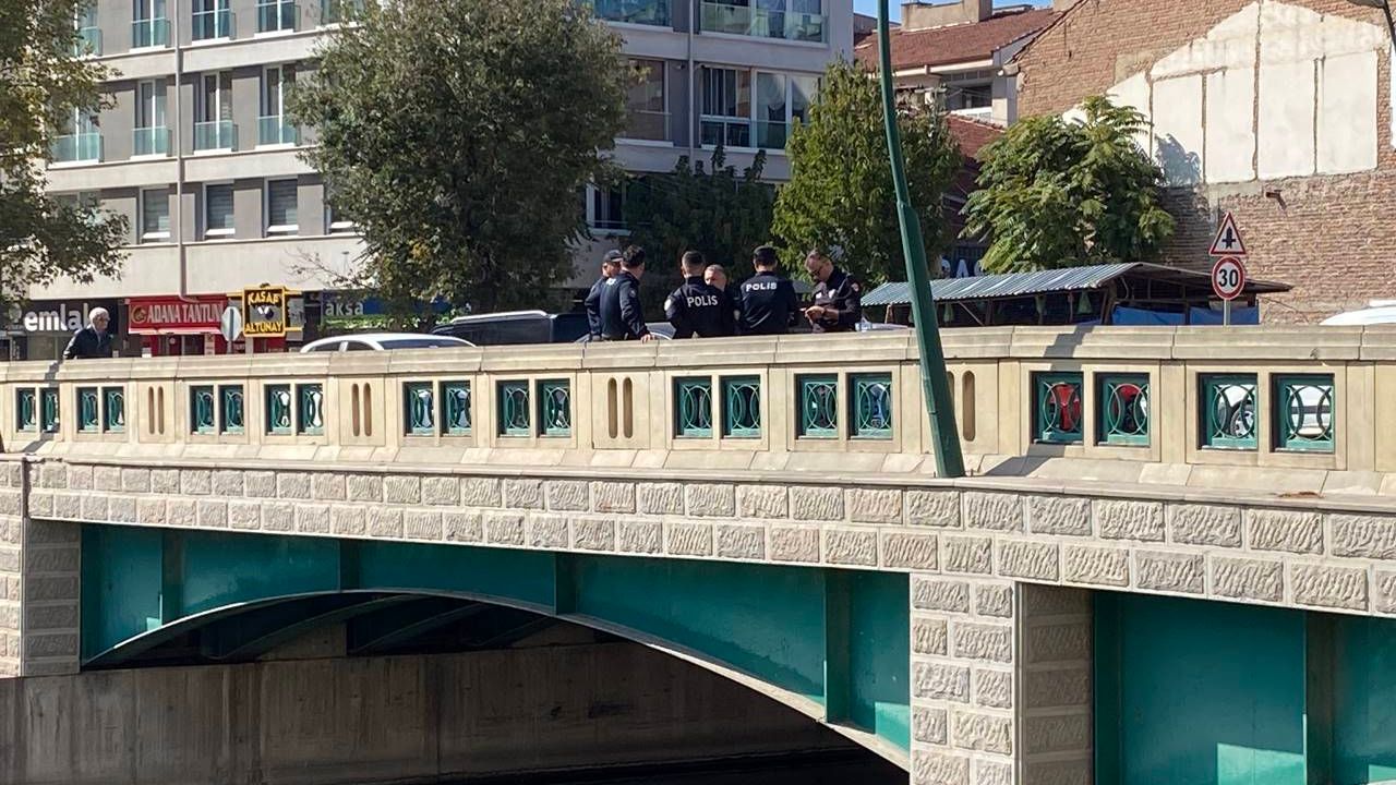 Kız arkadaşı gelince vazgeçti