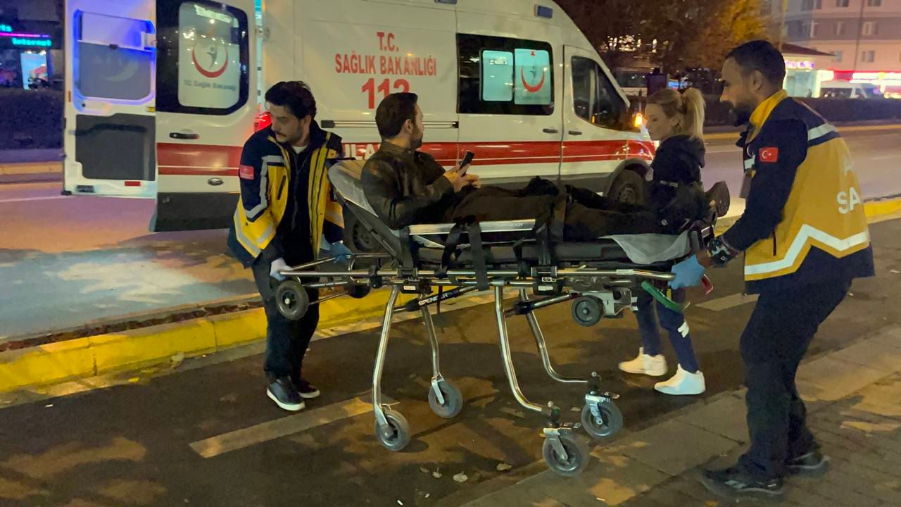 Yaralı sedyede bile telefonunu bırakmadı