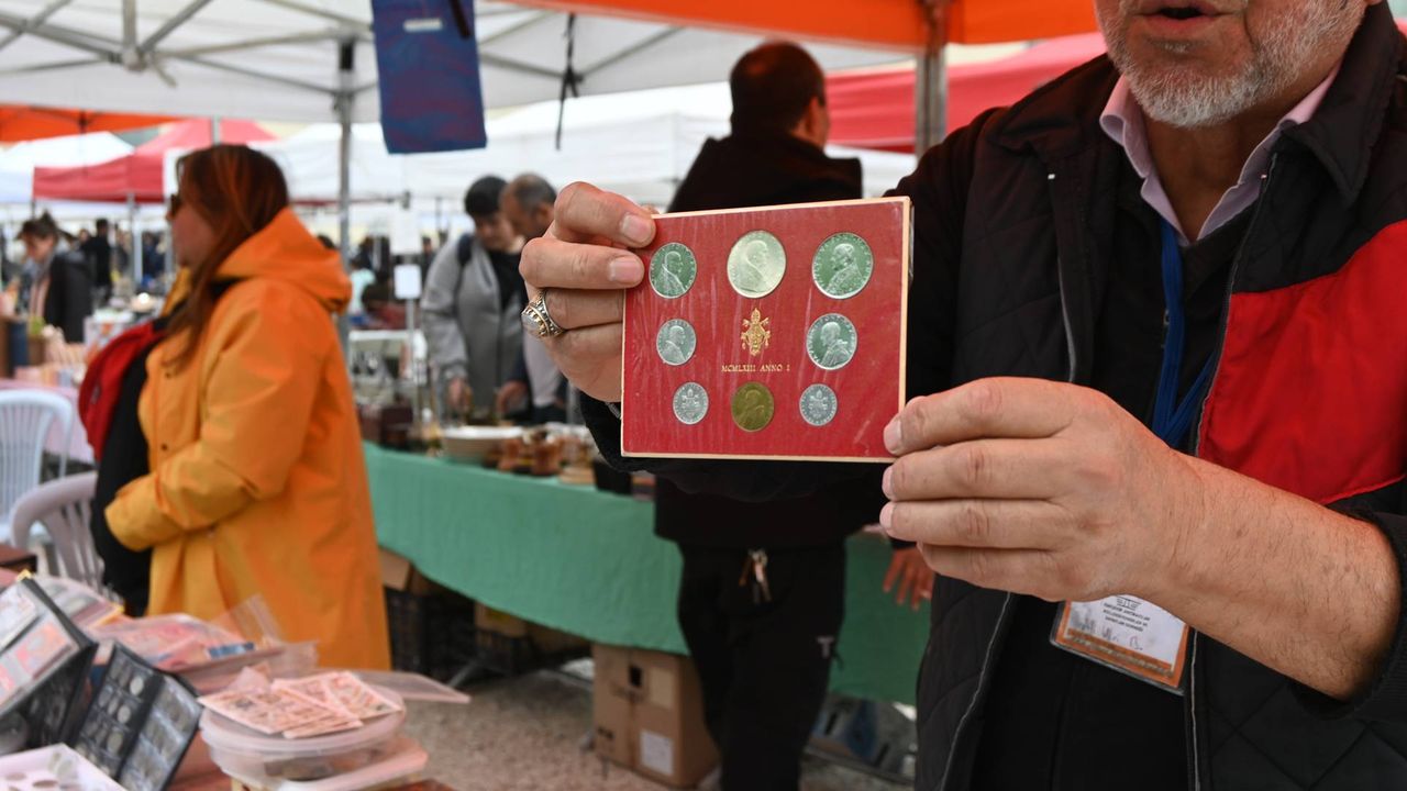 Yüzlerce yıllık kağıt ve madeni paralar tezgahta alıcılarını bekliyor