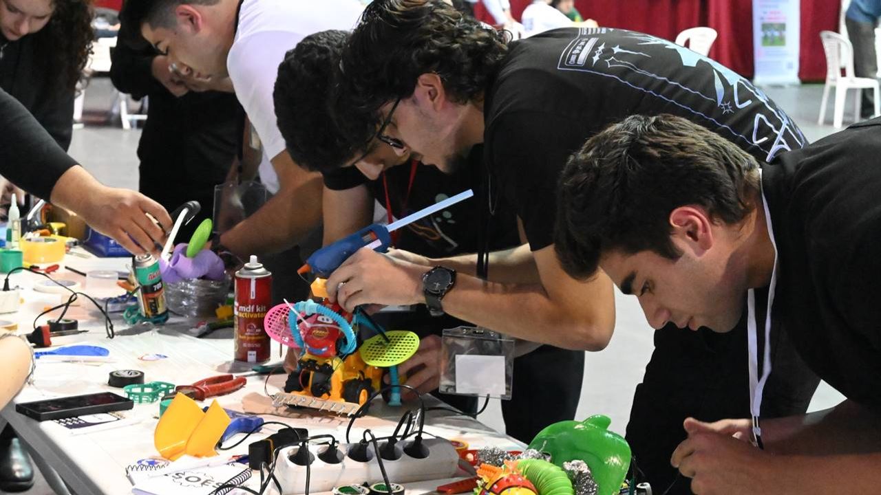 Türkiye'nin en çirkin robotları sahneye çıktı