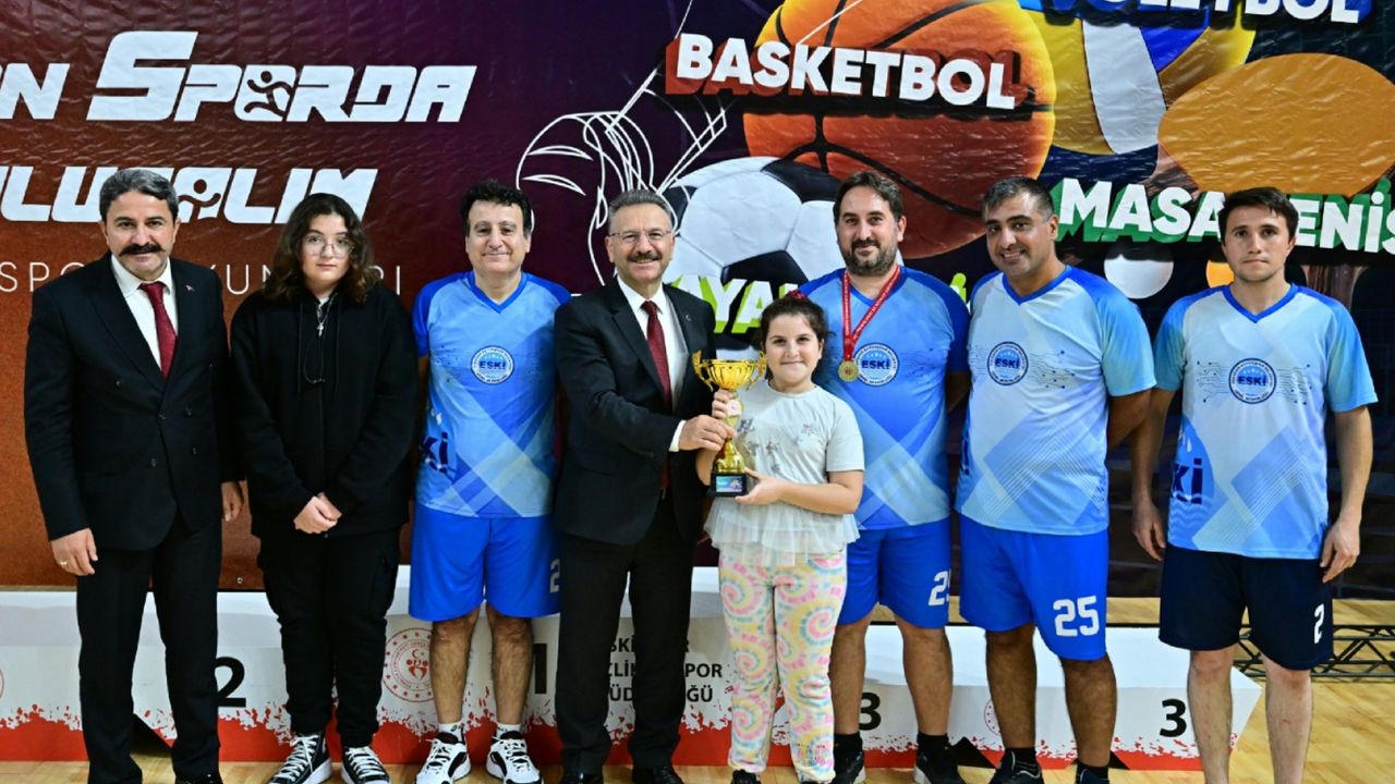 Vali Aksoy, 3. Kamu Spor Oyunları'nda dereceye girenleri ödüllendirdi