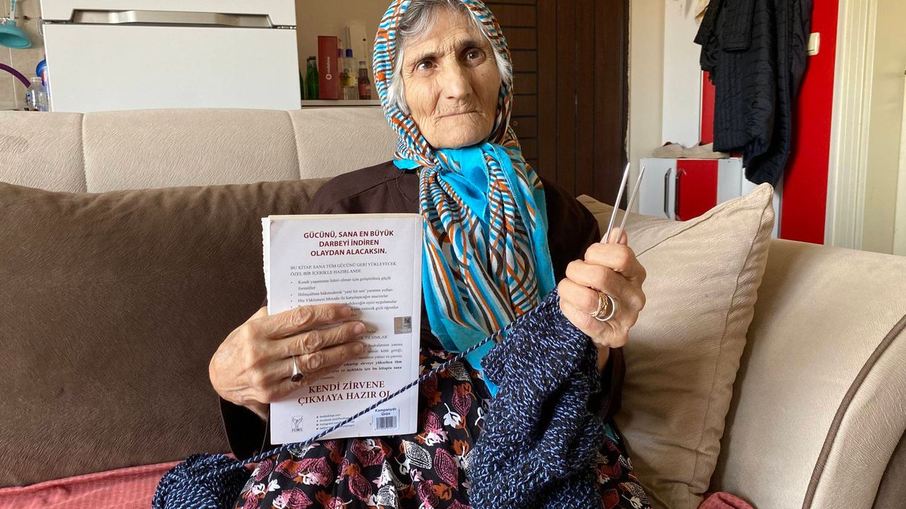 Engeline rağmen kitap okumaktan ve örgü örmekten vazgeçmiyor