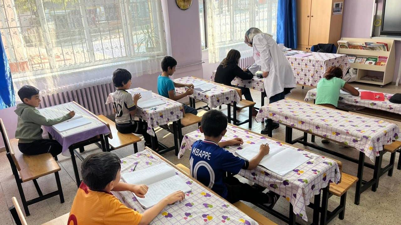 Sokakta dilenen ve okula gitmeyen 176 çocuk eğitime kazandırıldı