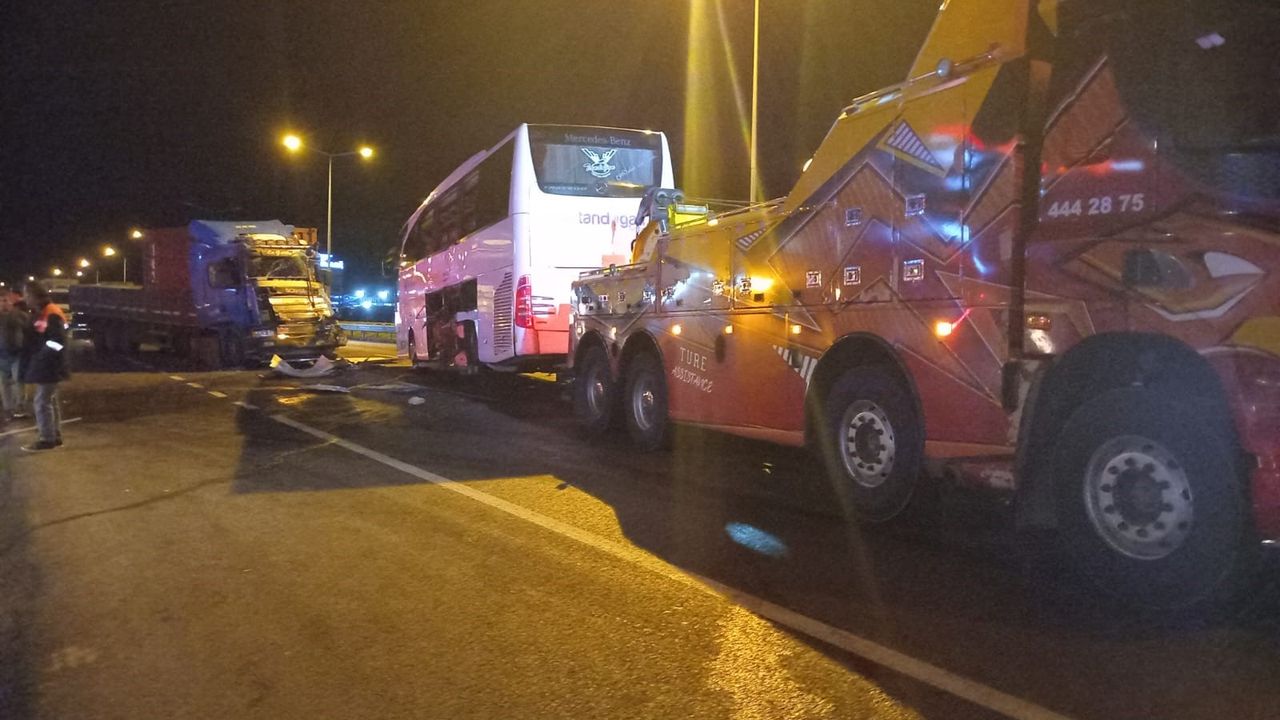 Eskişehir yolunda yolcu otobüsü ile tır çarpıştı: 20 yaralı