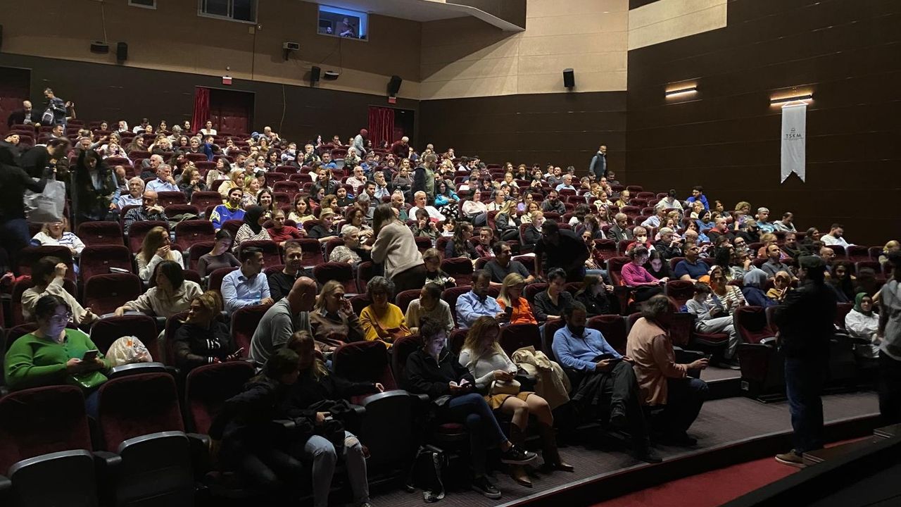 Eskişehir Şehir Tiyatroları İstanbul’da ayakta alkışlandı