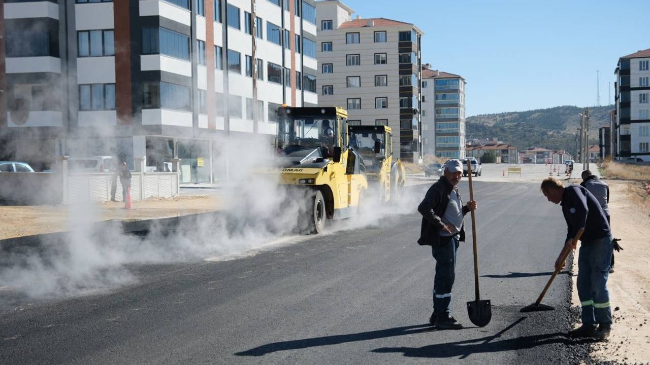 Sivrihisar’da sıcak asfalt çalışmaları sürüyor
