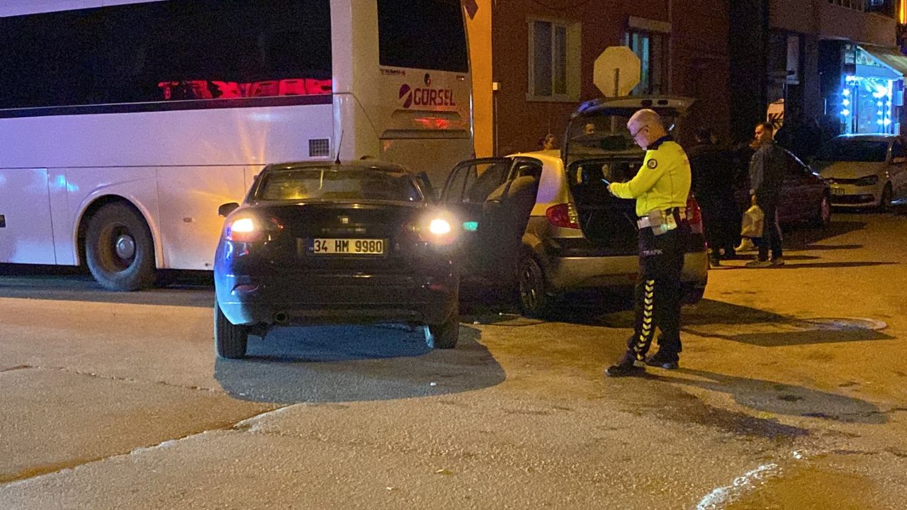 Kazaya karışan iki otomobil park halindeki otobüse çarptı: 1 yaralı