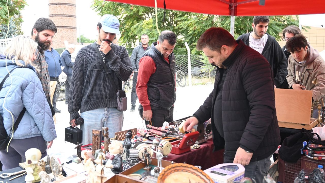 Eskişehir'de antika pazarına yoğun ilgi