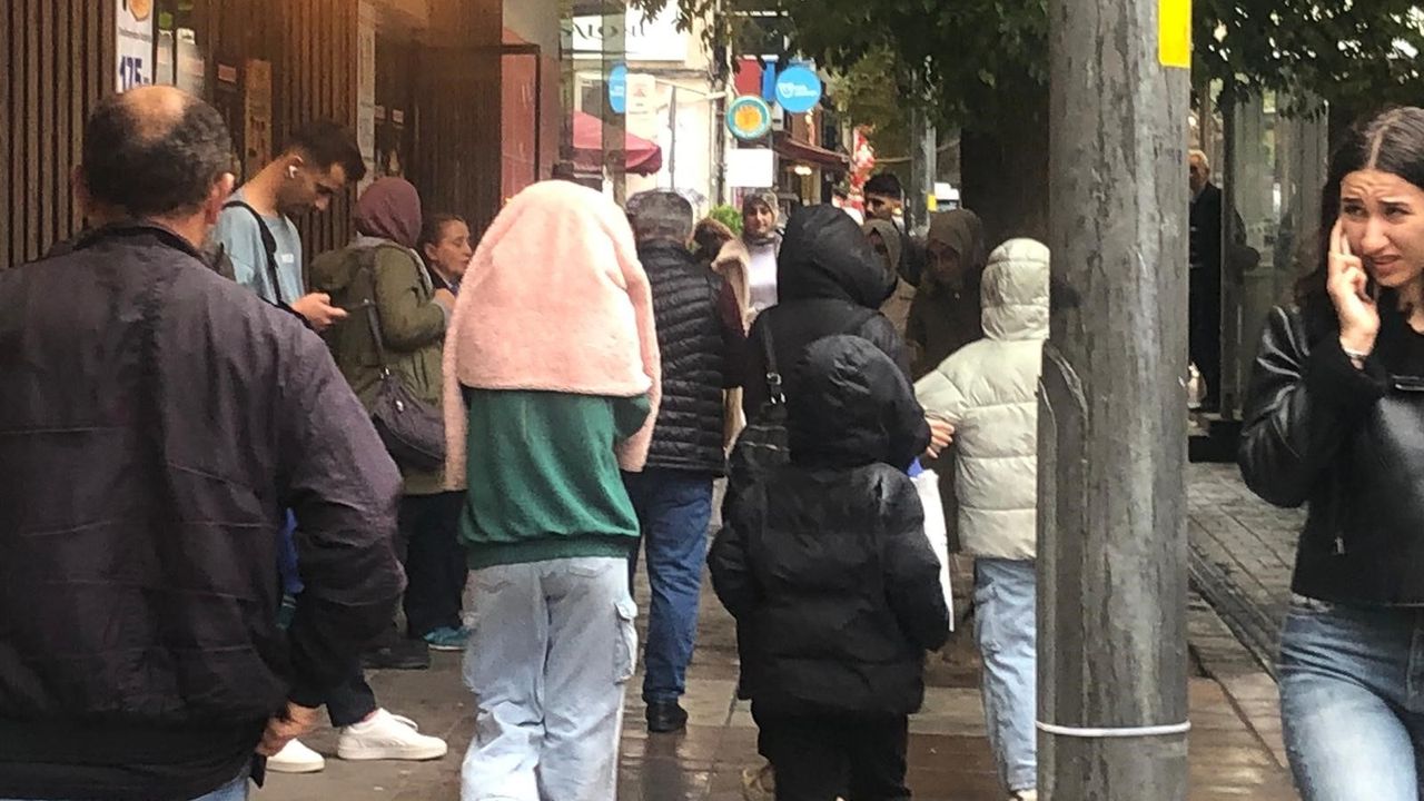 Eskişehir'de aniden bastıran yağış vatandaşlara zor anlar yaşattı