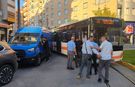 Hatalı park edilen minibüs trafiği kilitledi