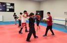 Genç sporcular Kick Boks ile zamanlarını sporla değerlendiriyor