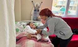Alzheimer olan annesine bakan kadına destek yağıyor
