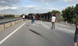 Eskişehir yolunda fayans yüklü TIR devrildi