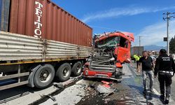 Adeta savaş alanına döndü: 3 TIR 1 minibüs çarpıştı