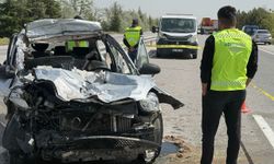 Otomobil, TIR'a çarptı: 1 ölü 4 yaralı