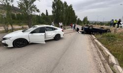 2 araç çarpıştı biri takla attı: 3 yaralı