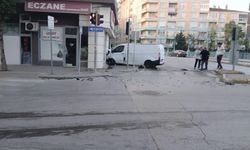 Eskişehir’de çarpışma: Araç işletme duvarına girdi