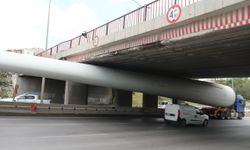 Eskişehir'de rüzgar türbini köprüye takıldı