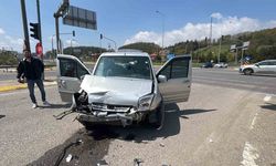 Hafif ticari araç ile otomobil çarpıştı: 10 yaralı