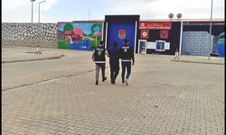 Kafasına taktığı perukla 6 ay kaçtı!