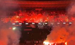 Eskişehirspor'un şampiyonluk kutlamasında gökyüzü kızıla boyandı