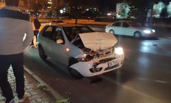 Otomobil seyir halindeki tıra arkadan çarptı!