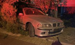Sazova’da kaza: Otomobil müstakil evin bahçesine girdi!