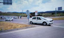 Kavşakta iki araç çarpıştı: Aynı aileden 3 kişi yaralandı