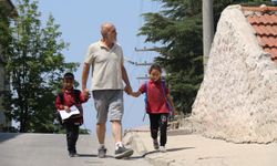 Fedakar baba 5 yıldır çocuklarına hem analık hem babalık yapıyor