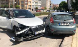 Eskişehir’de kontrolden çıkan cip 3 araca çarptı