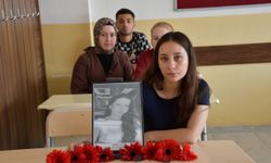 Trafik kazasında yaşamını yitiren öğrenciler için okulda hüzünlü anma