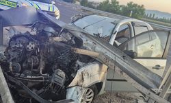 Bariyere çarpan otomobil hurdaya döndü