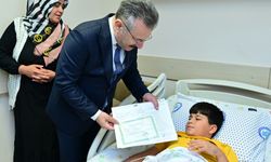 Vali Aksoy'dan hastanedeki öğrencilere karne sürprizi