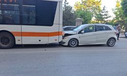 Eskişehir’de otomobil belediye otobüsüne çarptı