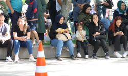 Öğrenciler sınfta ter döktü veliler dışarıda dua etti