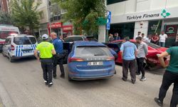 Eskişehir’de kontrolden çıkan araç park halindeki 2 otomobile çarptı