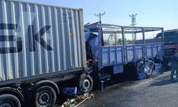 Kontrolden çıkan kamyon tıra çarptı: Sürücü hastaneye kaldırıldı
