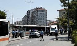 Belediye otobüsü tramvay durağına daldı: Bir kişi yaralandı