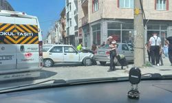 Emek mahallesinde kaza: 2 otomobil çarpıştı