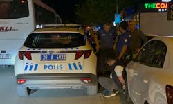 Alkollü şahıs satırla etrafına saldırdı, polis son anda yetişti!
