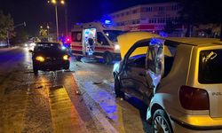 Kırmızı ışıkta geçen alkollü sürücü anne kızın otomobiline çarptı!