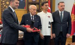 Bahçeli’ye TÜRKHAN İHA Prototipi sunuldu