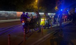 Eskişehir’de korkutan kaza! Motosikletli polis ekibiyle ticari taksi çarpıştı!