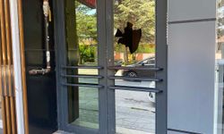Apartman kapısının camını taş fırlatarak kırdılar