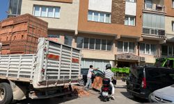 Kamyondan düşen tuğlalar yolu kapattı