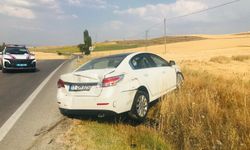 Viraja hızlı giren otomobil karşı yönden gelen iki tıra çarptı