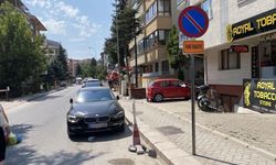 'Park Yasaktır' tabelası bu sokakta işe yaramıyor