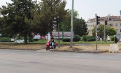 Hem kask takmadı hem de motosikletiyle yaya geçidinden geçti