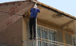 Evin balkonuna asılan cansız manken asıldı, görenleri tedirgin etti